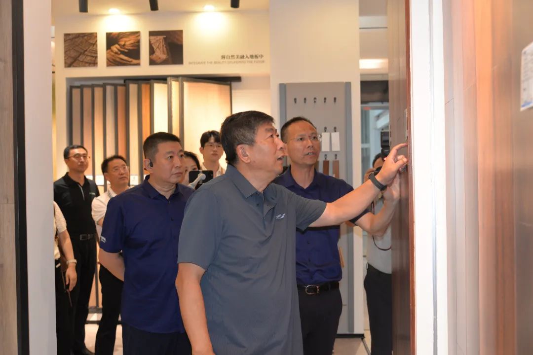 單忠立一行到中林福人公司調(diào)研(圖2) 單忠立一行到中林福人公司調(diào)研(圖2)